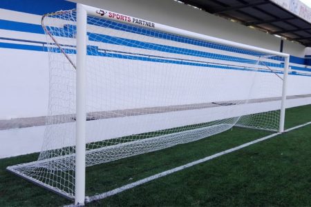 Baliza Futebol Júnior "Competition" de inserção ao solo em alumínio lacado de perfil redondo de 120 mm