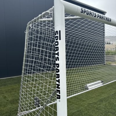 Baliza Futebol 11 amovível (inclui rodas) 100% em Alumínio com “Strong Corner System”